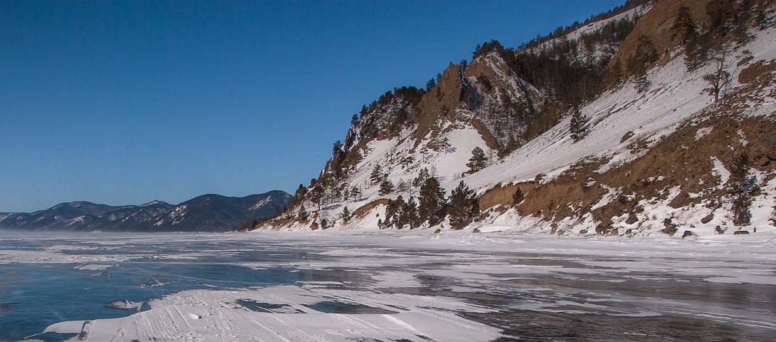 Das Bild repräsentiert Sibirien Baikalsee zugefrorenen See Irkutsk