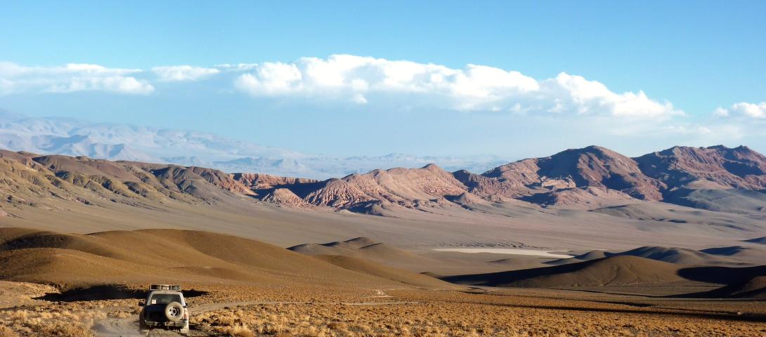 landschaft-lastwagen-anden-atacama-expeditionen-natur-berg