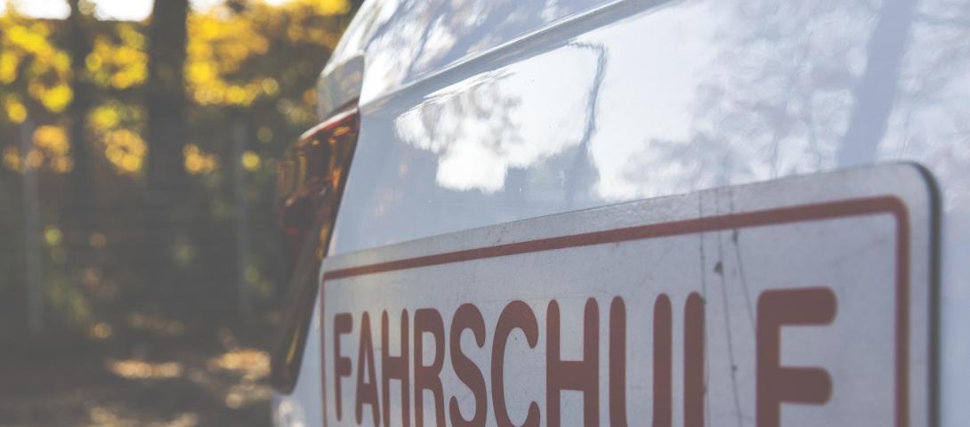 fahrschule_autofahren_strassen_deutschland_verkehr_autobahn_schild_magnet_fuehrerschein_fahrbahn_auto_fahren_fahrzeuge_fahrschulauto_fahrschulwagen