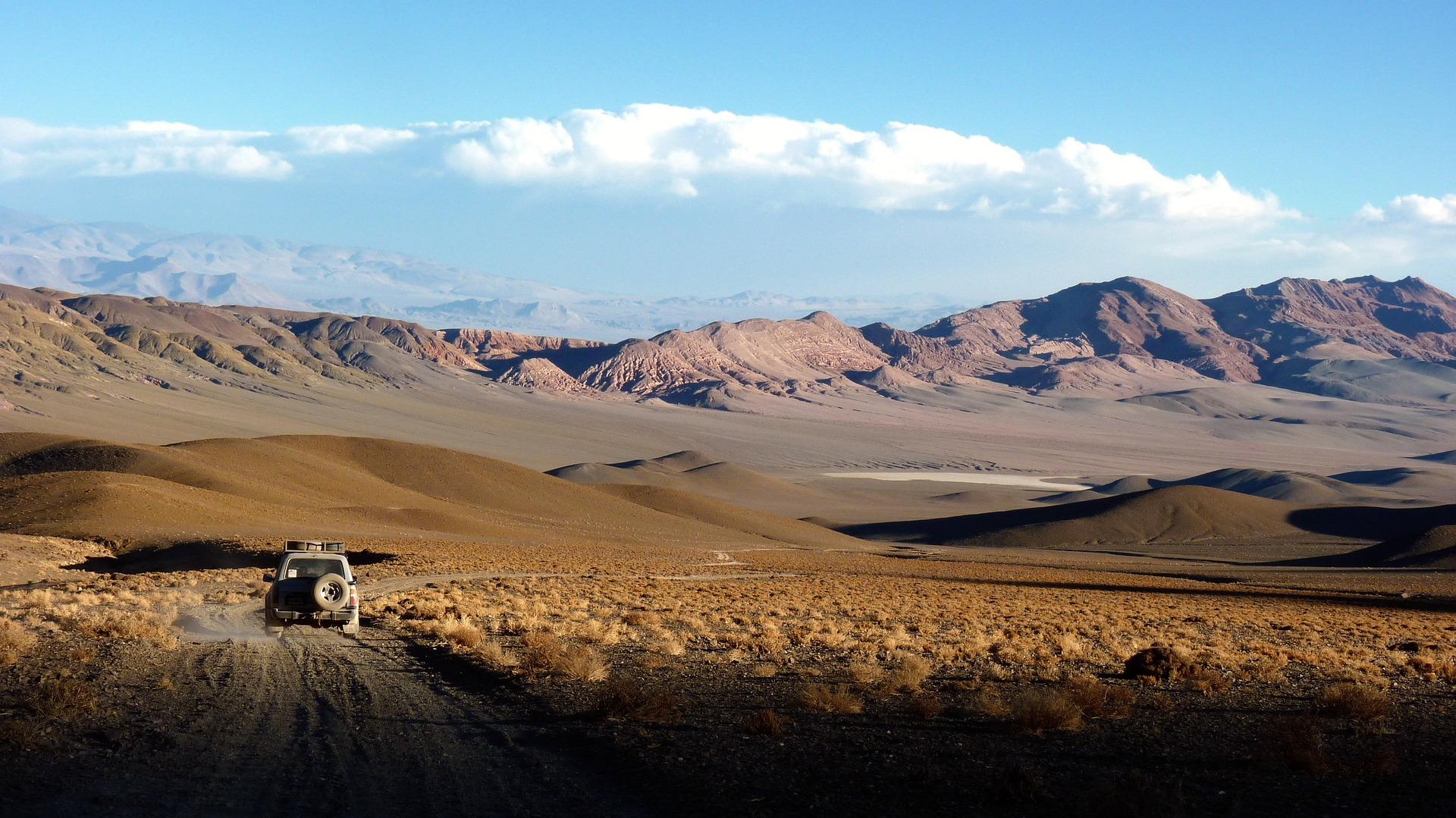 landschaft-lastwagen-anden-atacama-expeditionen-natur-berg