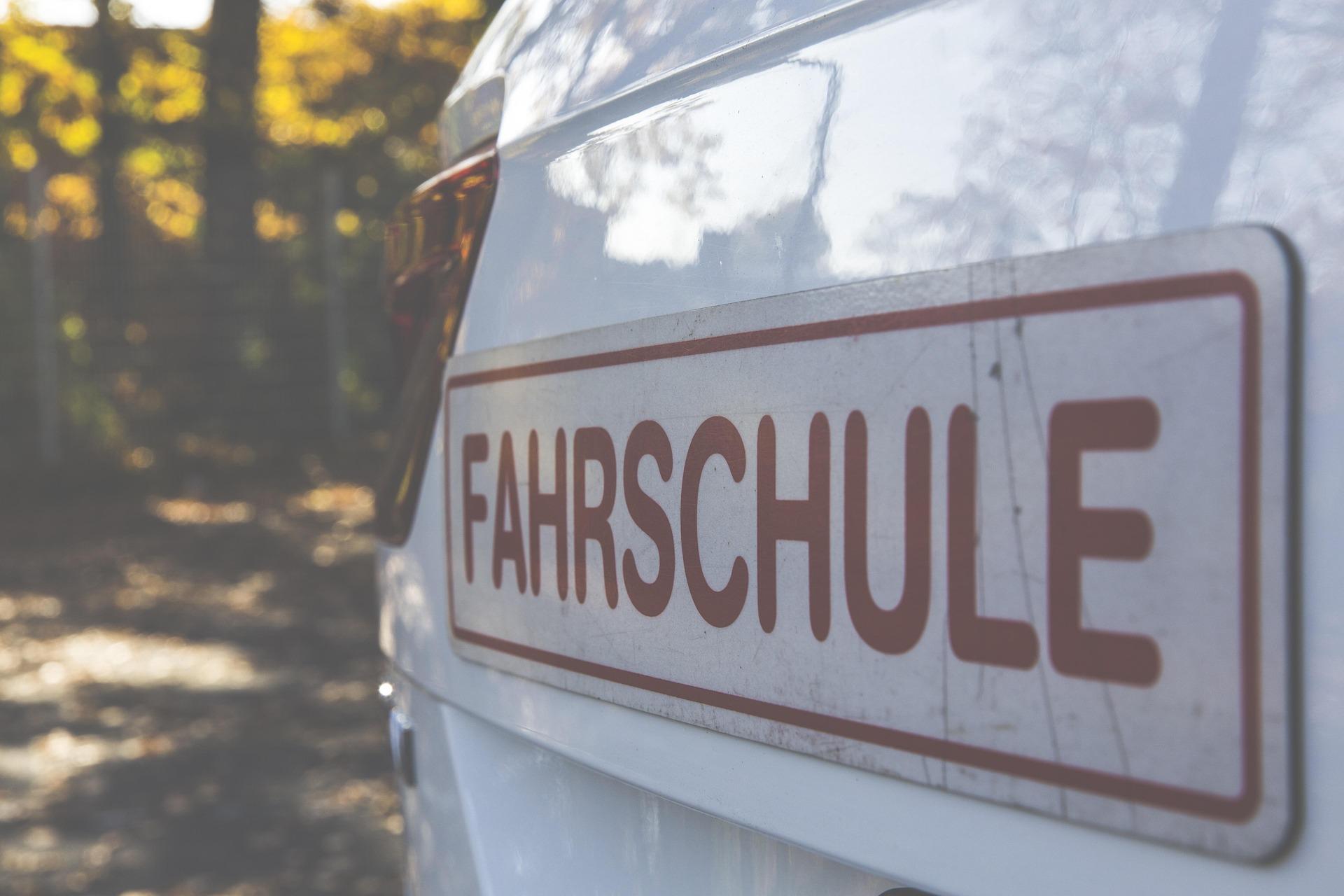 fahrschule_autofahren_strassen_deutschland_verkehr_autobahn_schild_magnet_fuehrerschein_fahrbahn_auto_fahren_fahrzeuge_fahrschulauto_fahrschulwagen